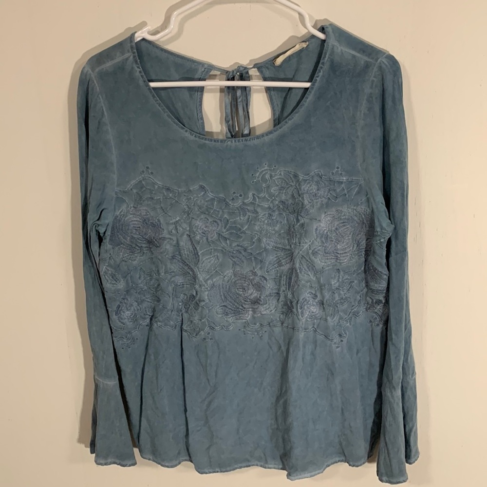Altar’d State embroidered top flutter bottom of sleeve open area in back Sz Med